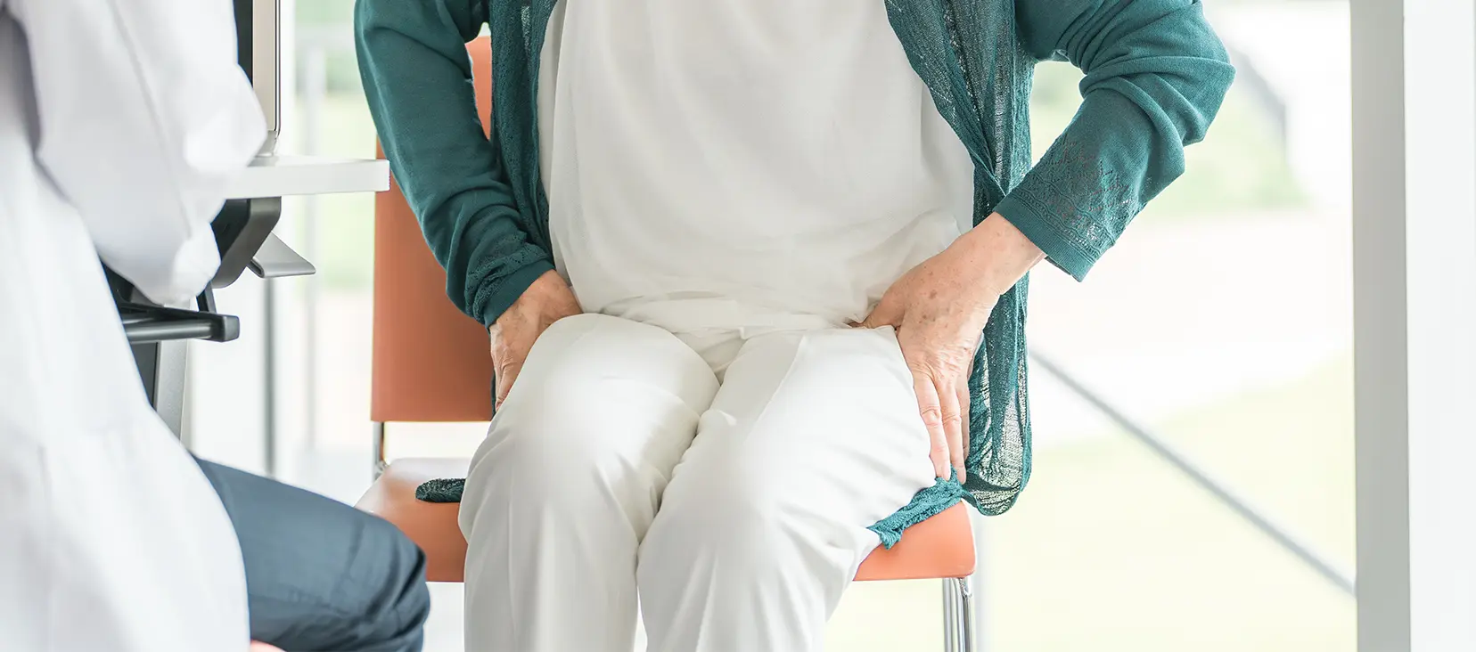 股関節痛の女性